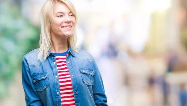 Unga Vackra Blonda Kvinnan Bär Jeansjacka Över Isolerade Bakgrunden Tittar — Stockfoto