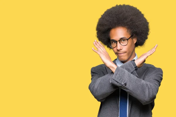 Unga Afroamerikanska Affärsman Med Afrohår Som Bär Glasögon Avvisande Uttryck — Stockfoto