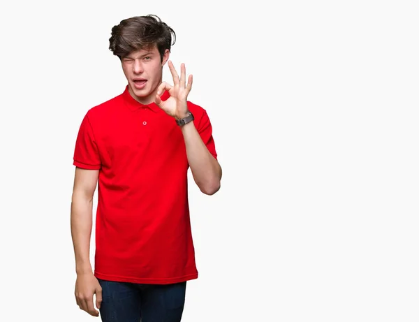 Jovem Homem Bonito Vestindo Camiseta Vermelha Sobre Fundo Isolado Piscando — Fotografia de Stock