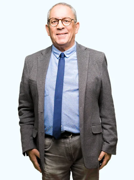 Przystojny Businesss Starszy Człowiek Noszenie Okularów Krawat Szczęśliwy Chłodnym Uśmiechem — Zdjęcie stockowe