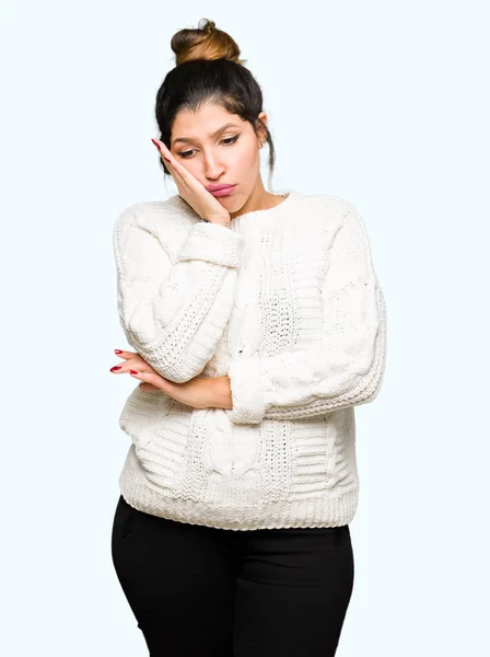 冬セーター思考を身に着けている若い美しい女性の疲れや交差腕を持つうつ病問題と退屈 — ストック写真