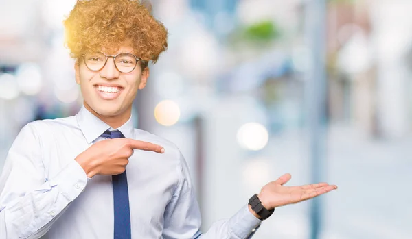 Joven Hombre Negocios Guapo Con Gafas Afro Vistiendo Asombrado Sonriendo —  Fotos de Stock