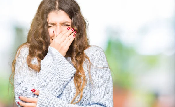 Ung Vacker Kvinna Som Bär Vinter Tröja Lukta Något Illaluktande — Stockfoto