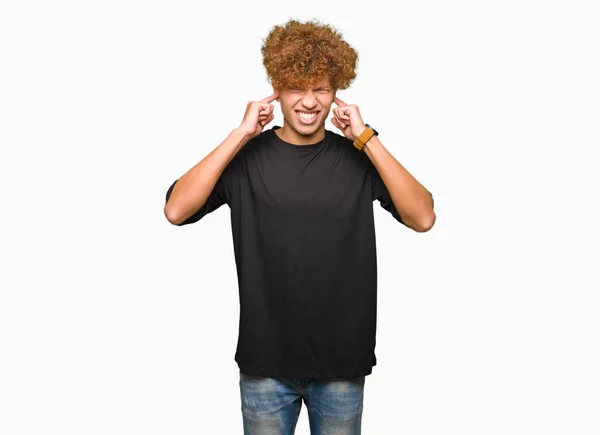 Joven Hombre Guapo Con Pelo Afro Con Camiseta Negra Cubriendo — Foto de Stock