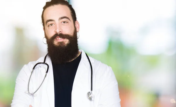 Médico Pelo Largo Con Abrigo Médico Estetoscopio Rostro Feliz Sonriendo — Foto de Stock