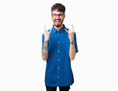 Deli ifade rock simge elle yapıyor ile bağırarak izole arka plan üzerinde gözlük takan yakışıklı delikanlı. Müzik yıldızı. Ağır kavramı.