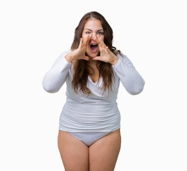 Güzel artı boyutu genç overwight kadın izole arka plan üzerinde beyaz iç çamaşırı giyiyor ağız üzerinde eller ile yüksek sesle öfkeli çığlık