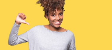 Yüzünde gülümseme ile kendinden emin görünüyorsun, kendini gururlu ve mutlu parmakları ile işaret izole arka plan güzel genç Afro-Amerikan kadın.