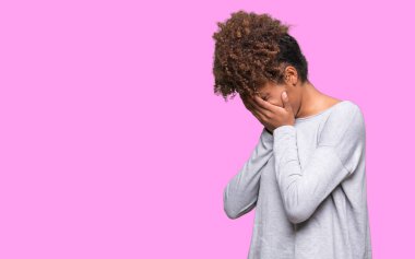 Güzel genç Afro-Amerikan kadın ağlayarak süre elleriyle yüzünü kapsayan üzgün ifade ile izole arka plan yüzünden. Depresyon kavramı.