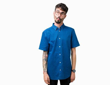 İzole arka plan yapma balık yüzüne dudaklı, çılgın ve komik bir jest gözlük takan yakışıklı delikanlı. Komik ifade.