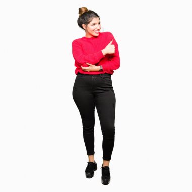 Yanına bir jest yapıyorsun gülümseyen kırmızı kazak ve gurur, seyir topuz giyen genç güzel kadın yaşasın