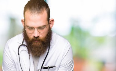 Genç Sarışın Doktor elini karnına sakal takıyorsun tıbbi paltoyla adamla çünkü mide bulantısı, ağrılı hastalık hasta hissediyor. Ağrısı kavramı.