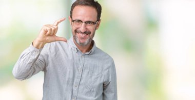 İzole arka plan gülümseyen ve süre seyir ve kamera boyutu işaret parmaklarıyla yapıyor el ile kendinden emin eller üzerinde gözlük takan yakışıklı orta yaş zarif komuta sizde. Ölçü kavramı.