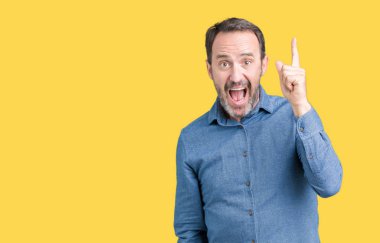 Yakışıklı orta yaş başarılı fikirle parmağı yukarıyı izole arka plan üzerinde zarif komuta sizde. Çıktıktan ve mutlu. Bir numara.