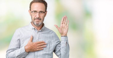 Üzerinde gözlük takan yakışıklı orta yaş zarif komuta sizde izole arka plan göğüs ve bir sadakat sözü yemin yapma avuç, el ile küfür