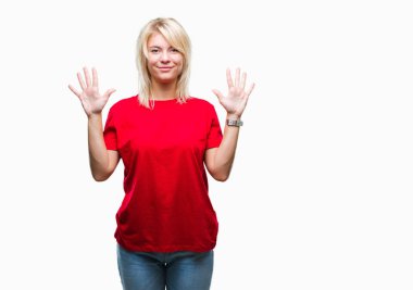 Gösterilen ve parmakları ile işaret izole arka plan üzerinde kırmızı t-shirt giyen genç güzel sarışın kadın kendinden emin ve mutlu gülümseyerek süre on numara.