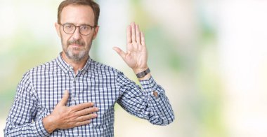 Üzerinde gözlük takan yakışıklı orta yaş zarif komuta sizde izole arka plan göğüs ve bir sadakat sözü yemin yapma avuç, el ile küfür