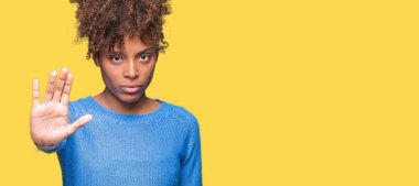 İzole arka stop yapıyor güzel genç Afro-Amerikan kadın elin avuç ile şarkı. Negatif ve ciddi bir jest yüz ifadesiyle uyarı.