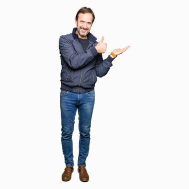 Orta Çağ yakışıklı adam bir ceket giyiyor palmiye el gösteren ve başparmak ile ok jest yapıyor, mutlu ve neşeli gülümseyen