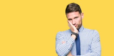 Kravat düşünme seyir giymiş yakışıklı iş adamı yorgun ve sıkılmış çapraz silah depresyon sorunları ile.