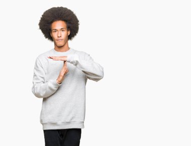 Sportif kazak yapıyor zaman aşımı jest elle, sinirli ve ciddi bir yüz afro saçlı genç Afro-Amerikan adam