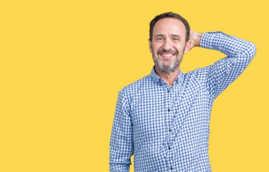 Yakışıklı orta yaş zarif komuta sizde emin gülümseyen izole arka plan üzerinde çekici poz saç jest, el ile dokunmak