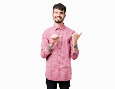 İzole arka plan üzerinde pembe gömlek giyen genç yakışıklı adam el ve başparmak ile arka arkaya Işaret, güven gülümseyen
