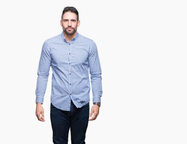 İzole arka plan gevşek yüzünde ciddi bir ifade ile genç yakışıklı adam. Basit ve doğal kameraya bakıyor.