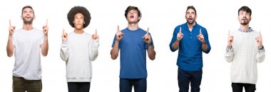 Beyaz izole arka plan üzerinde insanların kolaj şaşırmış ve şaşırttı yukarı bakarak ve parmakları ile işaret ve kolları kaldırdı.