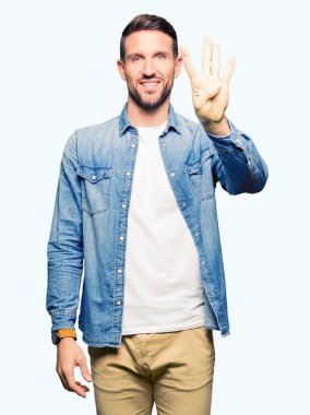 Sakal üzerinde gösterilen ve parmakları ile işaret denim ceket ve mavi gözlü yakışıklı adamla dört kendinden emin ve mutlu gülümseyerek iken numara.