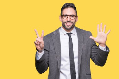 Genç yakışıklı iş adamı gösterilen ve parmakları ile işaret izole arka plan üzerinde kendinden emin ve mutlu gülümseyerek süre yedi numara.