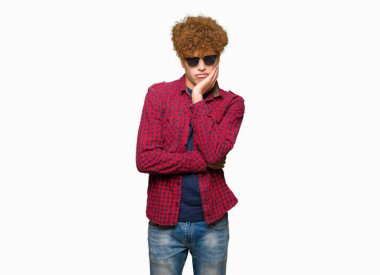 Düşünme seyir yorgun ve sıkılmış depresyon sorunları ile güneş gözlüğü takıyor afro saçlı Genç yakışıklı adam silah geçti.