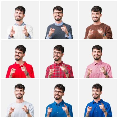 İzole arka plan üzerinde genç adam kolaj mutlu ve komik yüz ile kamera parmaklar işaret. İyi enerji ve Vibes.