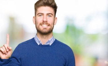 Genç yakışıklı bussines gösterilen ve kendinden emin ve mutlu gülümseyen bir parmak ile işaret eden oktan yukarı dostum.