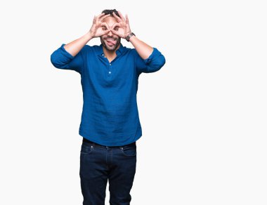 Yakışıklı delikanlı, dilini parmaklarının arasından baktığını yapışmasını dürbün gibi ok jest yapıyor izole arka plan üzerinde. Deli ifade.