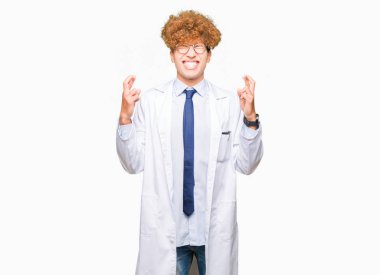 Umut ve gözleri kapalı geçiş parmaklarıyla gülümseyen gözlüklü genç yakışıklı bilim adam. Şans ve batıl kavramı.