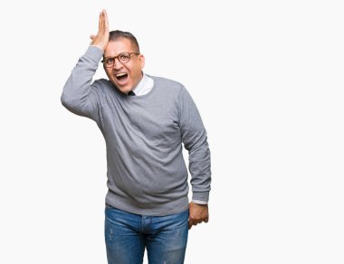 Orta yaş bussines Arap adam kafasına hata için gözlük izole arka plan ile sürpriz üzerinde el hata hatırlıyorum. Unuttum, kötü bellek kavramı.