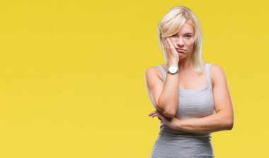 İzole arka plan düşünme seyir üzerinde genç güzel sarışın kadın yorgun ve sıkılmış çapraz silah depresyon sorunları ile.