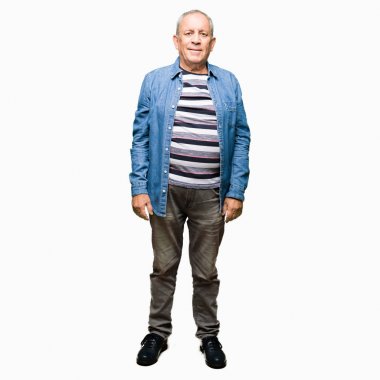 Yüzünde ciddi bir ifade ile kot ceket giyen yakışıklı yaşlı adam. Kameraya basit ve doğal bir bakış.