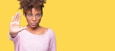 Güzel genç Afro-Amerikan kadın gözlük stop yapıyor izole arka plan üzerinde elin avuç ile şarkı. Negatif ve ciddi bir jest yüz ifadesiyle uyarı.