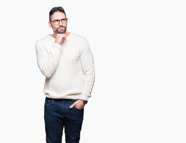 Çene düşünme hakkında soru, dalgın ifade üzerine el ile izole arka plan üzerinde gözlük takan yakışıklı delikanlı. Düşünceli yüzüyle gülümsüyor. Şüphe kavramı.