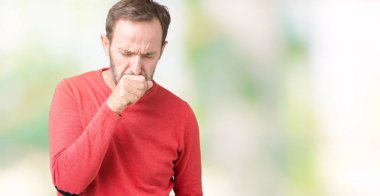 Duygu iyi ve soğuk veya bronşit için semptom olarak öksürük izole arka plan üzerinde kış kazak giymiş yakışıklı orta yaş ağarmış komuta sizde. Sağlık kavramı.