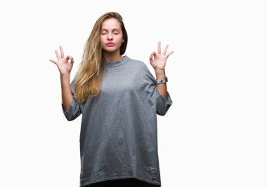 Genç güzel sarışın kadın izole arka plan üzerinde dinlenmek ve gülümseyen gözlerle parmak ile meditasyon jest yapıyor kapalı. Yoga kavramı.