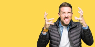 Yakışıklı adam kış ceket öfke ile sinirli bağırarak giyen eller boğazlamak istiyor deli bağırıyor