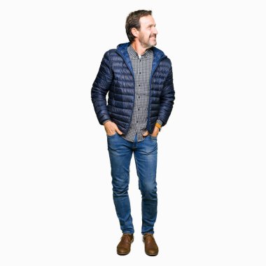 Orta çağda yakışıklı adam kış ceket giyerek yüzüne gülümseme ile yan bakıyor, doğal ifade. Güven gülüyor.