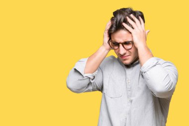 Çünkü çaresiz ve stresli baş ağrısı acı izole arka plan üzerinde gözlüklü genç yakışıklı adam ağrı ve migren. Ellerini kafasına.