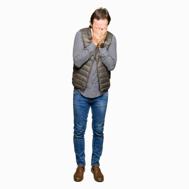 Orta Çağ yakışıklı adam ağlayan süre elleri ile yüz kapsayan üzücü ifade ile kış yelek giyiyor. Depresyon konsepti.