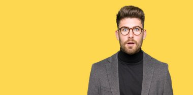 Korkuyor ve şok sürpriz ifade, korku ve heyecan yüz ile gözlüklü genç yakışıklı iş adamı.