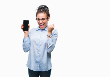 Genç saç Afro-Amerikan iş kız gösteren ekran smartphone gurur çığlık ve zafer ve başarı çok heyecanlı, kutluyor izole arka plan üzerinde duygu tezahürat örgülü