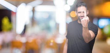 İzole arka plan gösteren orta parmak, ifade kaba ve kaba Siktir genç yakışıklı adam